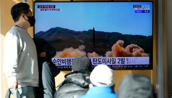 Pese a los llamados internacionales y las nuevas sanciones impuestas contra el régimen de Kim Jong-un, Corea del Norte realizó este lunes (domingo por la noche en el Perú) su cuarto ensayo de misiles en lo que va del año. (Foto: Lee Jin-man / AP)