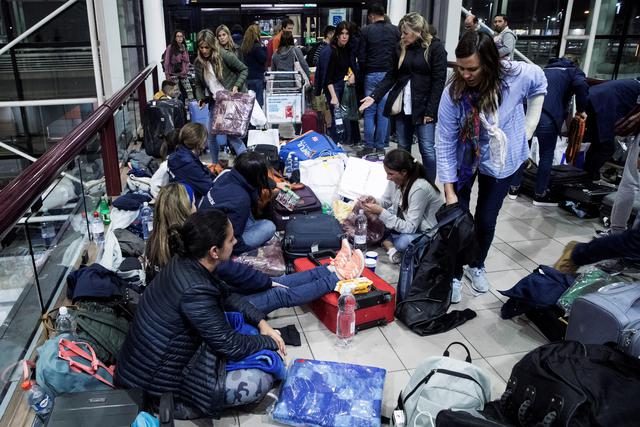 Cientos de pasajeros quedaron en la noche de este domingo y la madrugada del lunes atrapados en el aeropuerto de Santiago de Chile. Foto: EFE