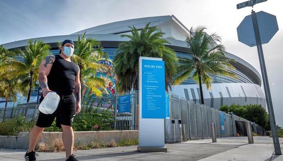 Un hombre camina al lado del estadio Miami Marlins en Miami, Florida, uno de los estados de Estados Unidos más golpeados por la pandemia de coronavirus. (EFE / EPA / CRISTOBAL HERRERA-ULASHKEVICH).