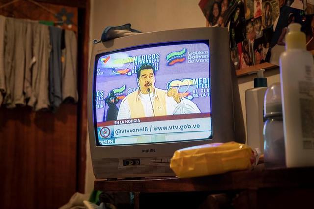 Fotografía de un televisor mientras se transmite una alocución del presidente Nicolás Maduro en Venezolana de Televisión (VTV), el 13 de octubre de 2020. (EFE/ Rayner Peña).