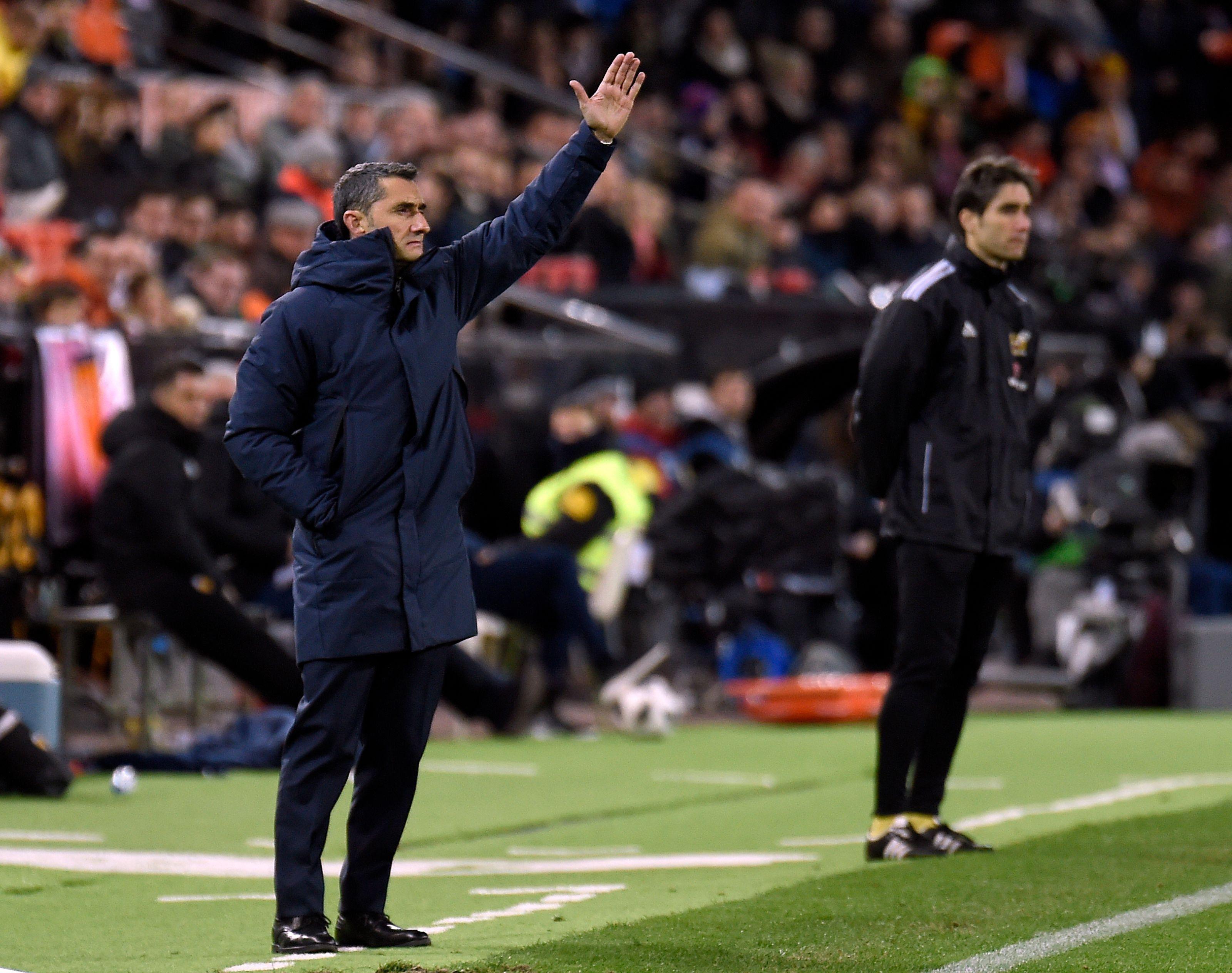 Barcelona's Spanish coach Ernesto Valverde gestures during the Spanish 'Copa del Rey' (King's cup) second leg semi-final football match between Valencia CF and FC Barcelona at the Mestalla stadium in Valencia on February 8, 2018. / AFP / JOSE JORDAN                   
