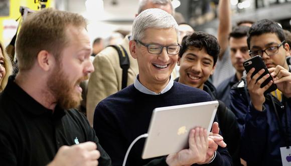 Apple CEO Tim Cook smiles as he watches a demonstration on the new iPad at an Apple educational event at Lane Technical College Prep High School Tuesday, March 27, 2018, in Chicago. (AP Photo/Charles Rex Arbogast)