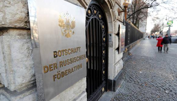 Puerta de la embajada rusa en Berlín, Alemania. (Foto de archivo: Reuters/ Fabrizio Bensch)