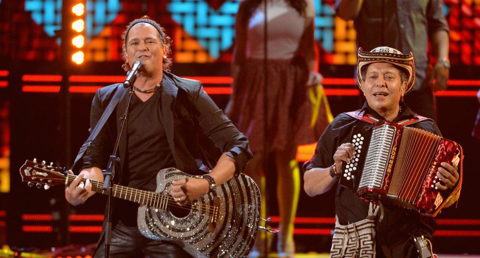 Carlos Vives sufrió esta aparatosa caída en pleno concierto y alarmó a sus fans. (Foto: Getty Images)