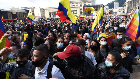 Miles de personas protestan contra el gobierno del presidente de Colombia Iván Duque, en la plaza de Bolívar en Bogotá. (Foto de JUAN BARRETO / AFP).