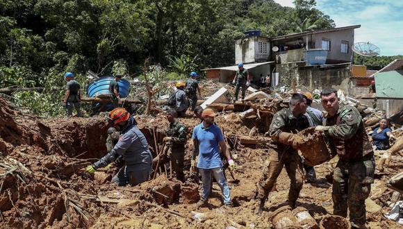 Miembros del ejército brasileño, bomberos y de la Defensa Civil trabajan hoy, en el rescate de los cuerpos de las víctimas de un deslizamiento de tierra debido a lluvias torrenciales en Sao Sebastiao (Brasil). El número de fallecidos por las fuertes lluvias que han azotado el litoral del estado brasileño de Sao Paulo subió de 40 a 44 óbitos, mientras que los desaparecidos se mantienen en alrededor de 40, informaron este martes fuentes oficiales. (Foto: EFE/Sebastião Moreira)