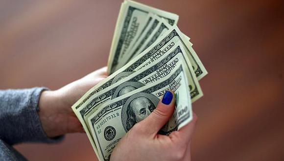 El dólar minorista operaba sin cambios a 38.54 pesos argentinos. (Foto: Reuters)