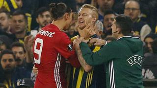 Ibrahimovic se enojó con rival y lo tomó así del cuello [FOTOS]