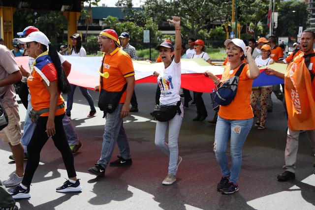 El oficialismo anunció su contra manifestación el pasado domingo y aseguró que defenderá la revolución en la calle, donde esperan encontrarse con la concurrencia opositora "a ver qué pasa", o al menos así lo dijo entonces el dirigente Diosdado Cabello, primer vicepresidente del gobernante partido PSUV. (EFE/ Rayner Peña).