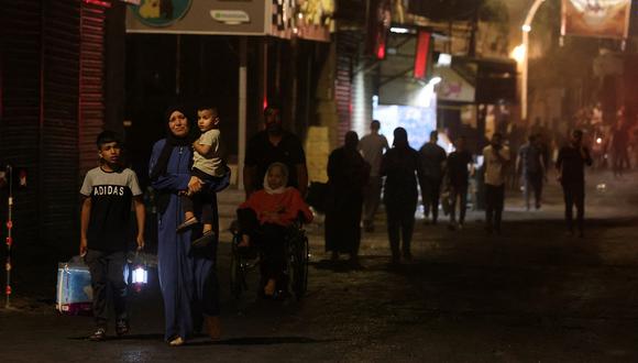 Residentes evacuan el campo de refugiados de Yenín durante una operación militar israelí en Cisjordania ocupada el 3 de julio de 2023. (Foto de Jaafar ASHTIYEH / AFP)