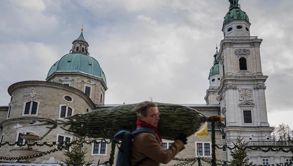 Austria vivió este lunes la reapertura de sus comercios y espacios de ocio, como teatros y museos, aunque solo para las personas vacunadas. (Foto: Christian Bruna / EFE)