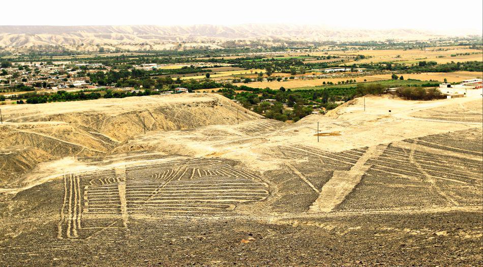 Para observar los geoglifos, es necesario subir al mirador de la zona (S/ 8), desde donde se obtienen interesantes panorámicas de la localidad.