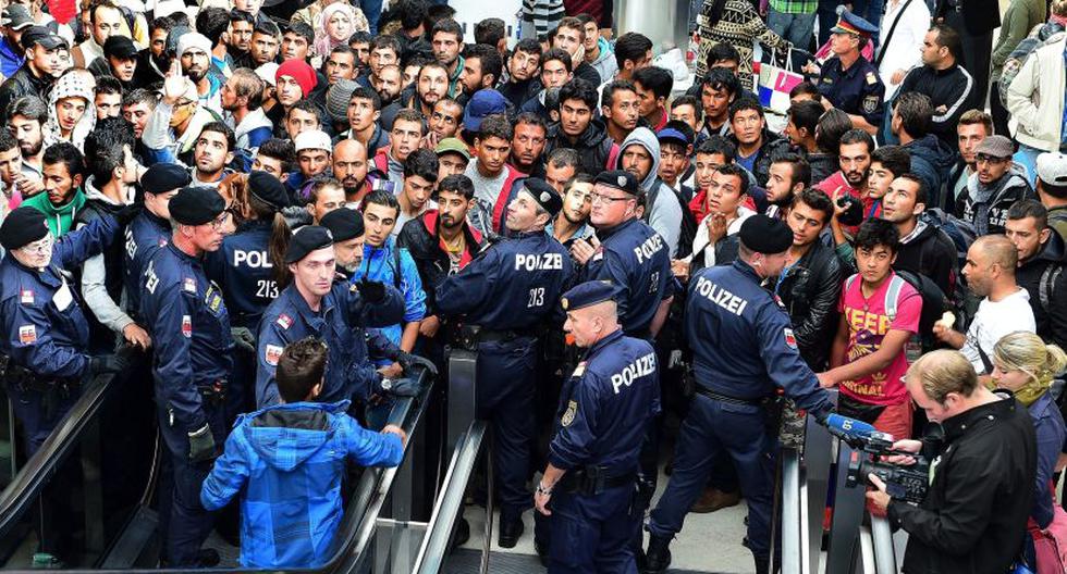 Refugiados en Austria que esperan los trenes para llegar a Alemania. (Foto: EFE)