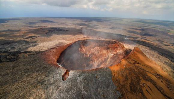 El cráter del volcán con una pequeña fumarola.