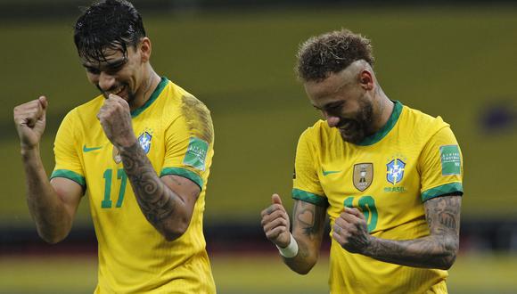 Neymar celebra junto a Lucas Paquetá en el triunfo de 2-0 sobre Ecuador en las Eliminatorias Qatar 2022. (Photo by SILVIO AVILA / AFP)