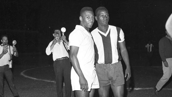 ALIANZA LIMA VS SANTOS DE BRASIL (1-4) EN EL ESTADIO NACIONAL. EN LA IMAGEN PELE (I) Y JOSE "PERICO" LEON" (D). LIMA, 29 DE ENERO DE 1966. FOTO: Archivo Histórico El Comercio.