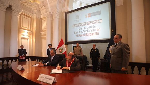 Javier Arévalo y Vicente Romero firman convenio para establecer sala de audiencias en penal Barbadillo. (Foto: Poder Judicial)