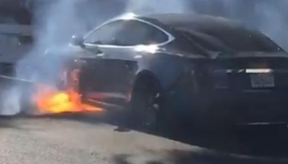 Los bomberos fueron llamados para apagar las llamas del auto Tesla.