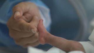 Madre se reencuentra con su bebe prematuro luego de superar el COVID-19 en el hospital Rebagliati  