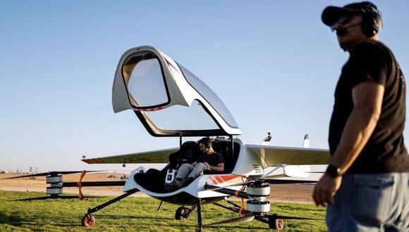 Un empleado de la startup israelí AIR se sienta en un prototipo de AIR ONE, un vehículo eléctrico diseñado para llevar a los viajeros en viajes cortos muy por encima de las calles abarrotadas de automóviles en Beersheba, Israel, el 18 de diciembre de 2022. REUTERS/Amir Cohen