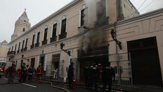 Así trabajaron los bomberos en incendio a espaldas de la iglesia Santo Domingo