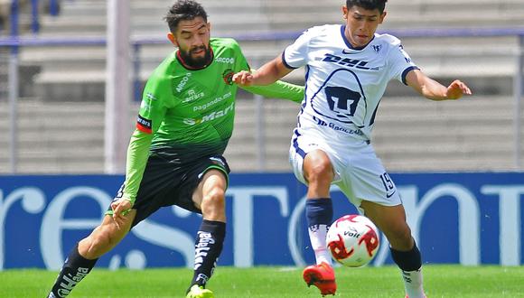 Jesus Rivas (R) of Pumas vies for the ball with Flavio Santos (L) of FC Juarez during a Apertura Tornament football match at the Olimpico Universitario stadium in Mexico City, on August 9, 2020, amid the COVID-19 coronavirus pandemic.  The tournament is played without spectators as a preventive measure against the spread of new coronavirus. / AFP / VICTOR CRUZ

