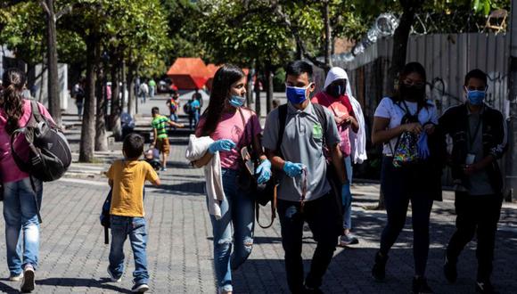 Personas caminan por un bulevar durante el reinicio de la cuarentena radical impuesta por el Gobierno de Venezuela para evitar la propagación de la Covid-19, en Caracas (Venezuela). (Foto: EFE/ Rayner Peña R.).
