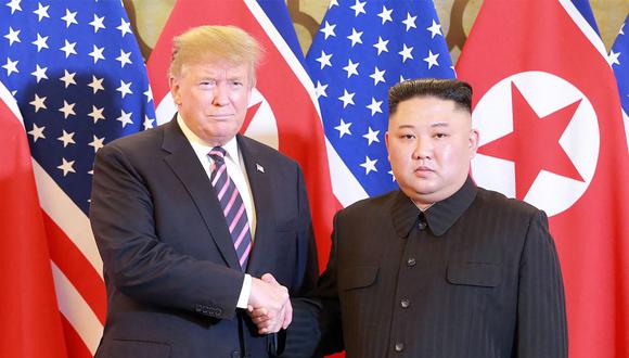 Imagen del 27 de febrero del 2019 que muestra al líder norcoreano Kim Jong-un estrechando la mano del presidente de Estados Unidos, Donald Trump, en Hanói. (AFP).