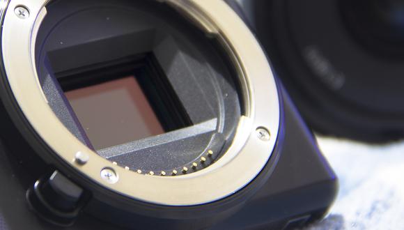 La cámaras mirrorless se caracterizan porque no usan espejo. Es decir, el sensor se encuentra expuesto. Hoy en día funcionan con lentes intercambiables.