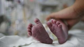 Piura: recién nacido se recupera tras ser abandonado en un baño público