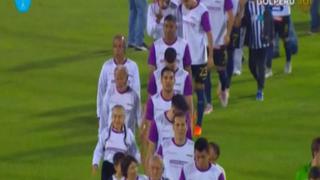 Alianza Lima vs. Universitario: íntimos saltaron al campo de la mano de personas de la tercera edad | VIDEO