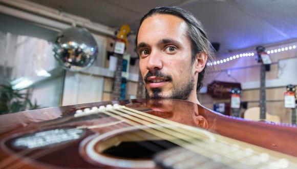 Músico golpeó con guitarra a palestino y ahora es famoso