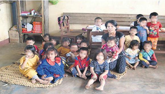 Más de 130 niños asháninkas estudian sentados en el suelo