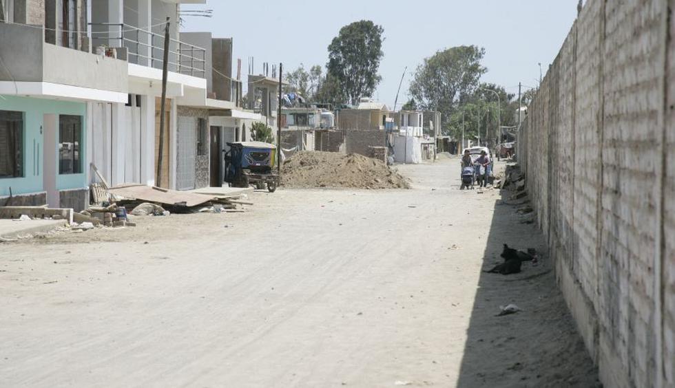 Calles sin asfaltar y basura en la v&iacute;a son solo algunas de los problemas en Chilca (Eduardo Cavero/El Comercio)