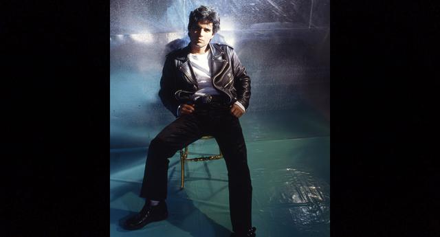 En 1996, el tema “Me estoy enamorando” de Pedro Suárez Vértiz copó las radios de la época junto a “Mi auto era una rana”, “Los globos del cielo” y “Sé que todo ha acabado ya”, todas canciones del disco “Póntelo en la lengua”, el álbum más exitoso del compositor peruano.