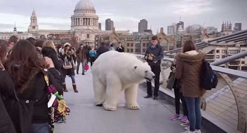 Mira este espectacular oso polar paseando por Londres. (Foto: Captura)