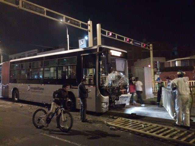 Metropolitano: Bus impacta contra rejas por aparente desmayo de chofer (Foto: Daniel Bedoya / El Comercio)