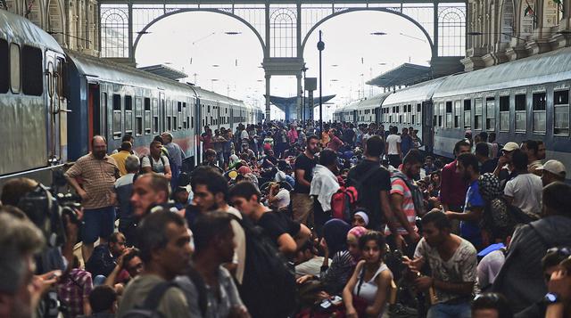 Caos en estación de trenes de Budapest por ola de inmigrantes - 1