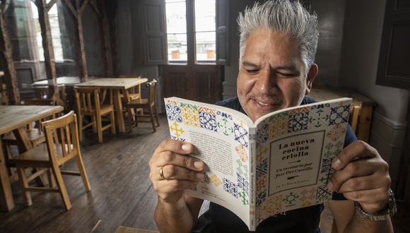 José Del Castillo posa en Isolina con su primer libro en sus manos. “La nueva cocina criolla” recoge su recetario personal, inspirado en la sazón de su linaje materno. Fotos: Elías Alfageme.