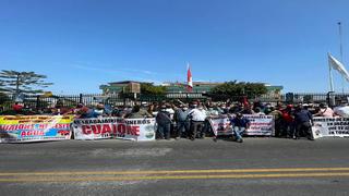 Mina Cuajone: Trabajadores realizan plantón frente al Minem para exigir solución al conflicto