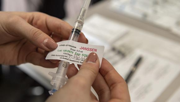 Una persona etiqueta las jeringas con la vacuna Johnson & Johnson COVID-19 en Boston, Estados Unidos. (Joseph Prezioso / AFP).