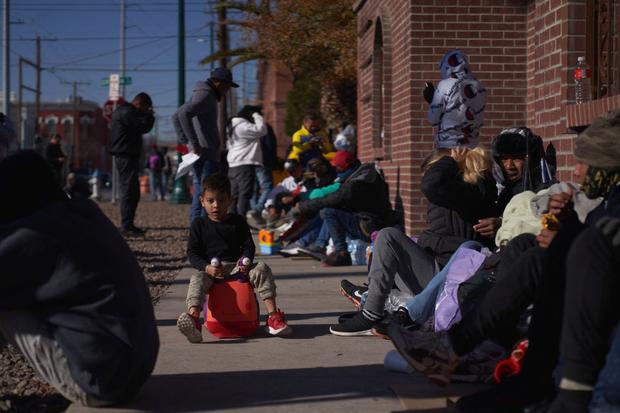 Migrants forced to spend days and nights on the streets due to overcrowding in shelters in El Paso, Texas, on December 21, 2022. (Photo by Allison Dinner / AFP)