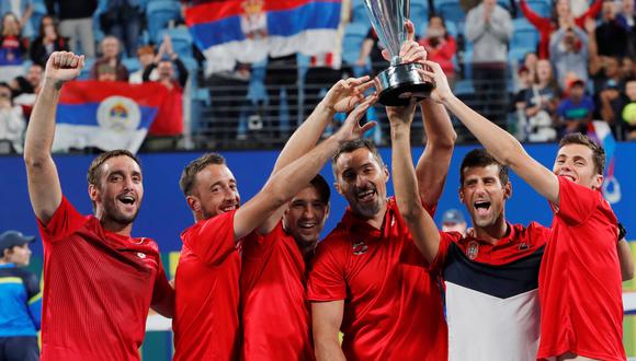 El equipo de Serbia celebrando con el trofeo tras ganar la ATP Cup contra España. REUTERS/Ciro De Luca
