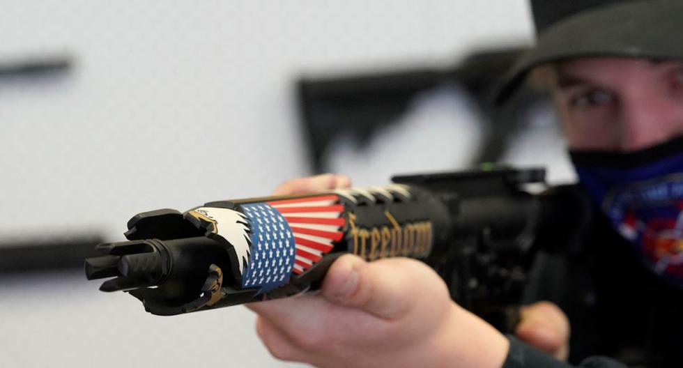 New York bans the sale of semi-automatic weapons to those under 21