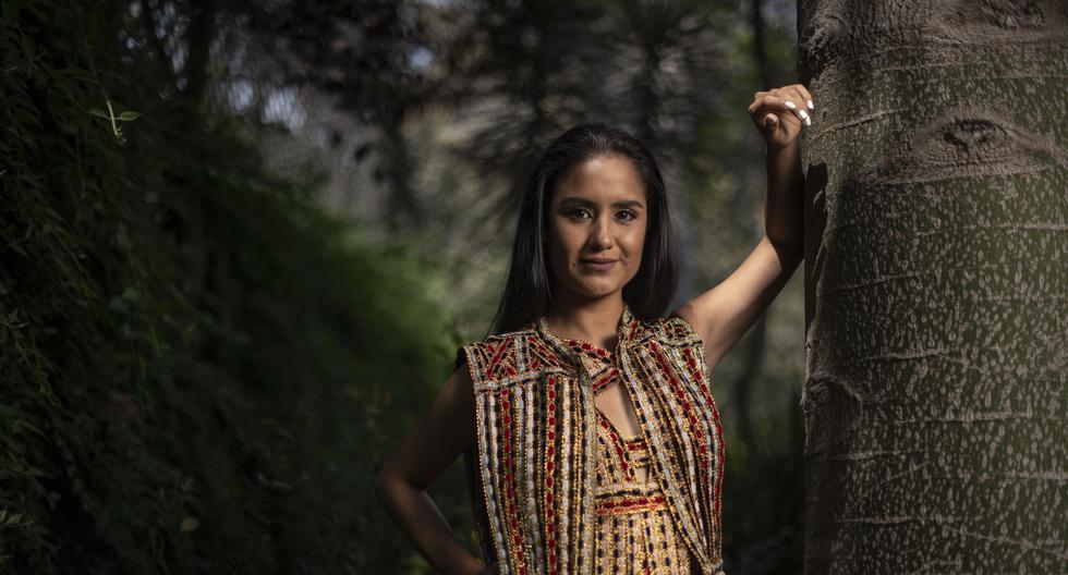 Telar tradicional. En esta foto Mayella Lloclla porta un vestido de Álvarez
Calderón, compuesto de
grecas de colores confeccionadas a mano. (Foto: Elías Alfageme/ Maquillaje: Julio César Neyra)