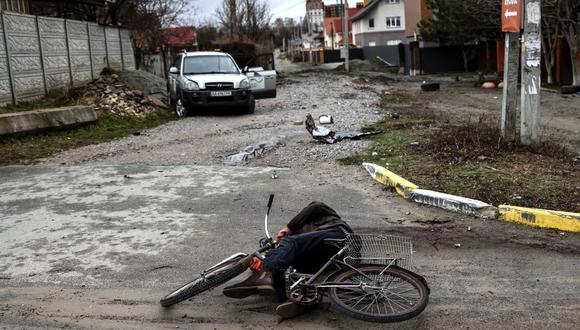 Un cadáver yace en el suelo en una calle de Bucha, al noroeste de Kiev, la capital de Ucrania. (RONALDO SCHEMIDT / AFP).