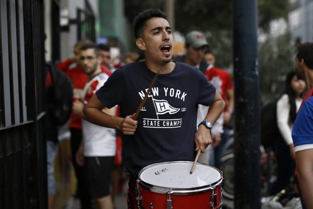 Hinchas de River Plate caminaron desde miraflores hasta el hotel para recibir al equipo argentino | Foto: Renzo Salazar/GEC