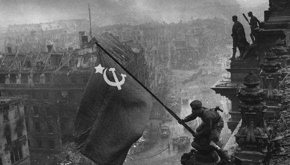La icónica fotografía "Levantando una bandera sobre el Reichstag". (Foto de Yevgeny Khaldei / Wikipedia)