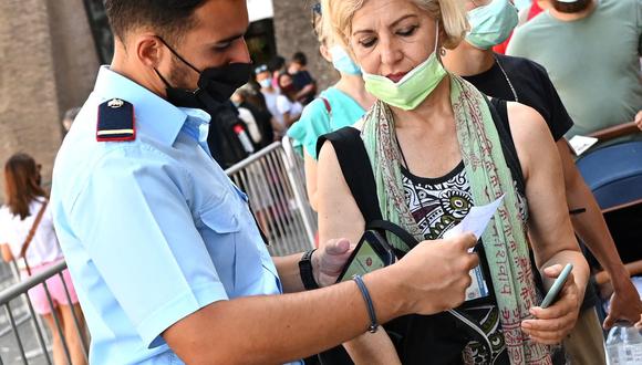 Los visitantes escanean sus certificados de vacunación contra el coronavirus covid-19 antes de ingresar a los Museos Vaticanos el 6 de agosto de 2021, ya que Italia hizo el Green Pass obligatorio para ingresar a cines, museos, restaurantes etc. (ANDREAS SOLARO / AFP).