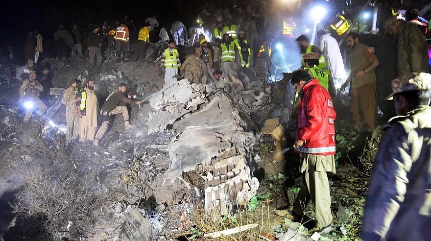 Devastación en la zona donde se estrelló avión en Pakistán - 4